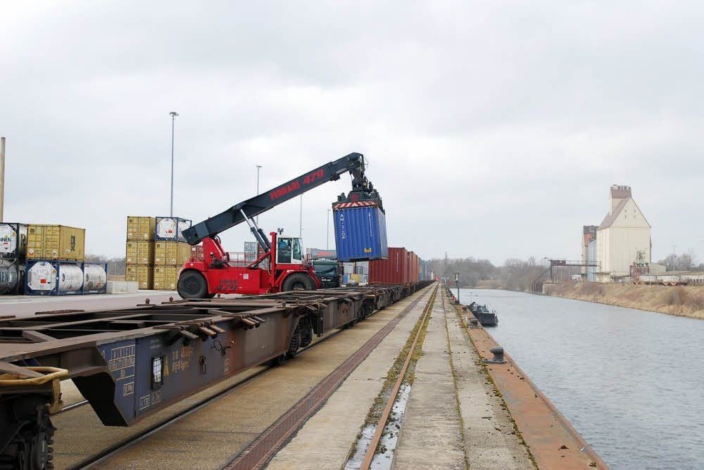 Im Hafen werden wieder mehr Container umgeschlagen.