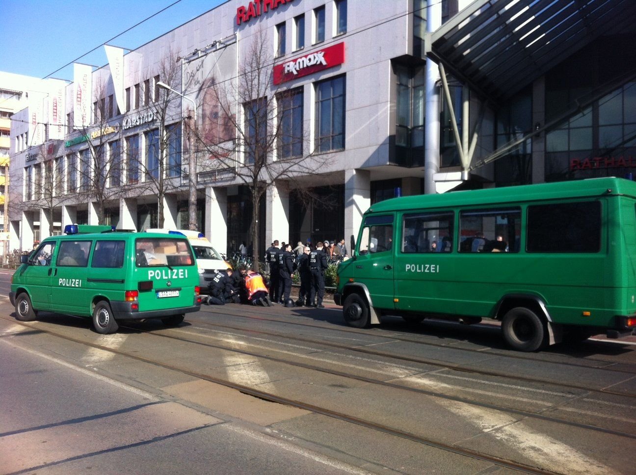 In Dessau ist ein Polizist am Rande der Menschenkette bei einem Unfall verletzt worden.