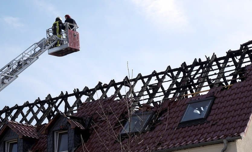Der Dachstuhl der Flüchtlingsunterkunft in Tröglitz ist ausgebrannt .