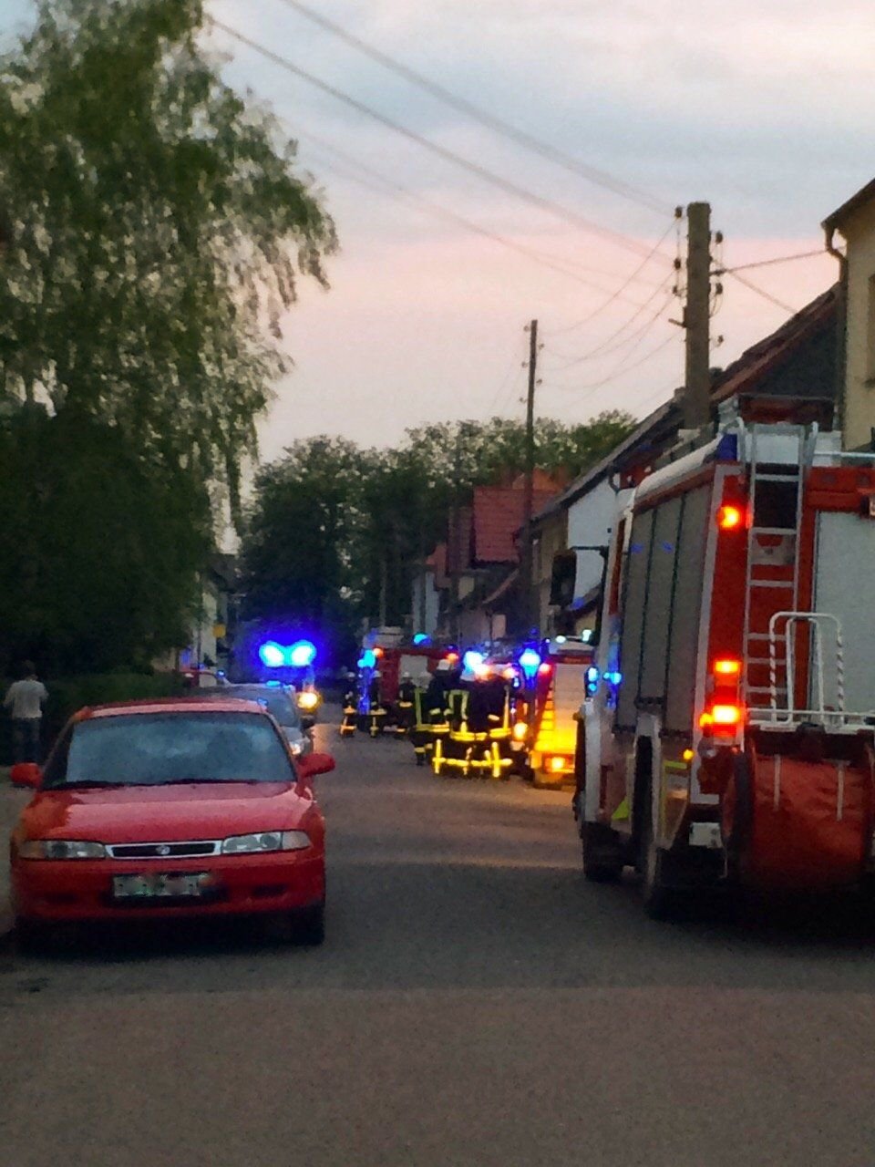 Feuerwehrfahrzeuge und Einsatzkräfte in der Ernst-Thälmann-Straße in Könnern.