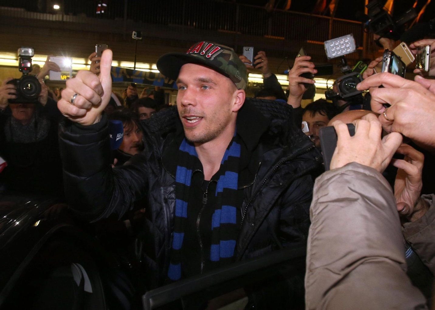 Lukas Podolski bei seiner Ankunft in Mailand