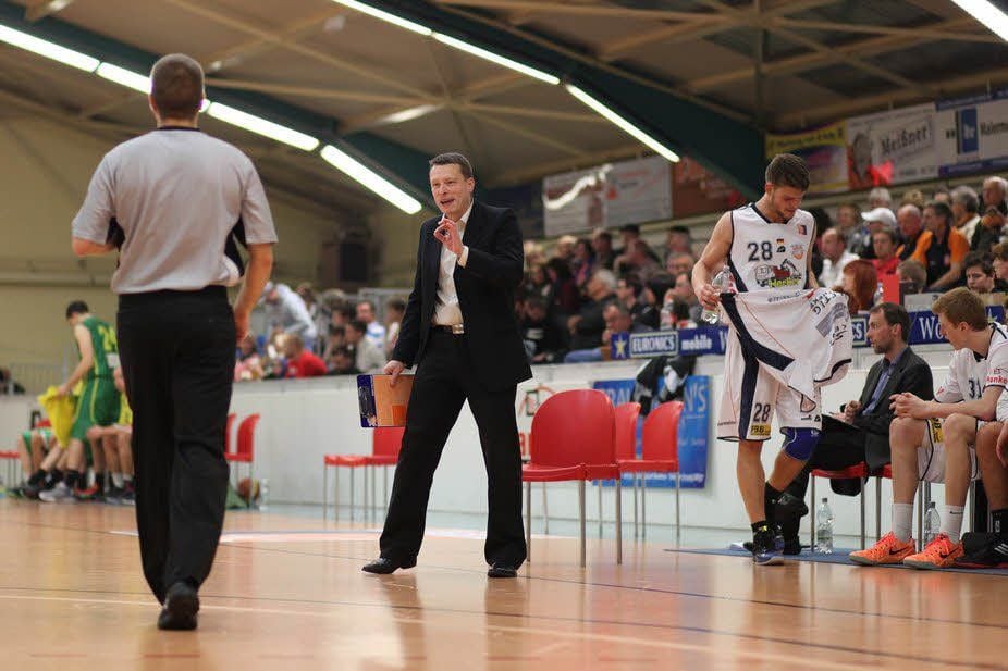 Letzte Worte zum Schiedsrichter: Sixers-Coach Tino Stumpf kurz vor dem Verlassen der Ballsporthalle.