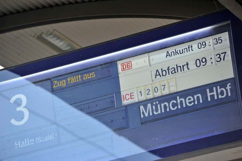"Zug fällt aus" - auf diese Information müssen sich heute die Bahnreisenden in ganz Deutschland einstellen.