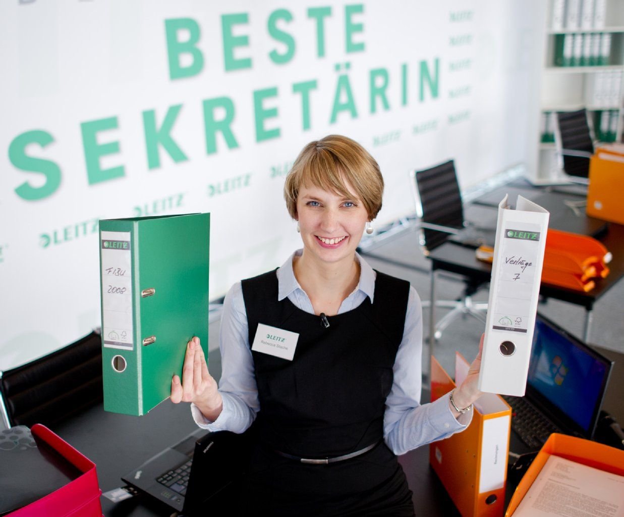 Sekretärin Rebecca Stache posiert nach ihrem Sieg im Finale von Deutschlands bester Sekretärin.