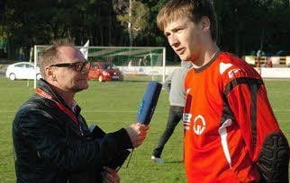 Torwart Daniel Zschiesche, hier im Gespräch mit MDR-Moderator Guido Sullus, hütet am Sonntag das Piesteritzer Tor.