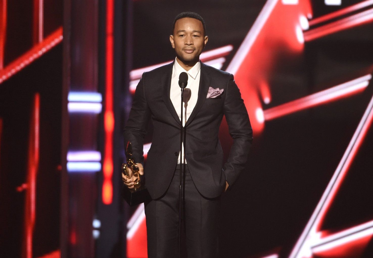 John Legend bedankt sich für eine seiner beiden Auszeichnungen.