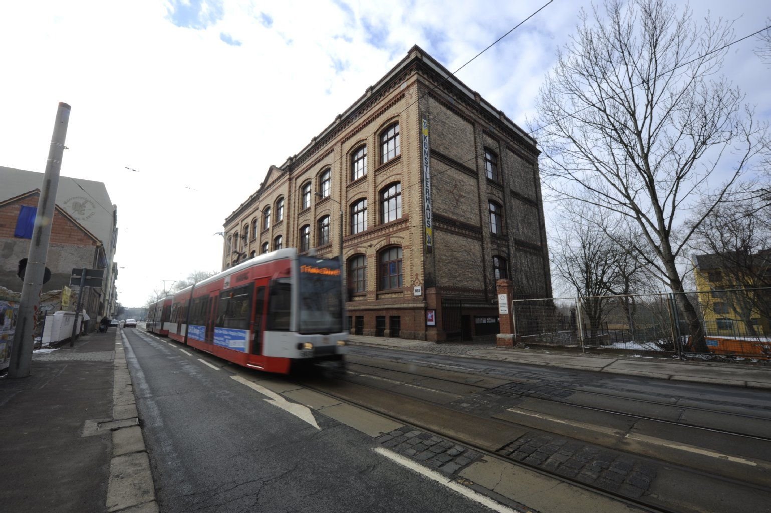 Das Künstlerhaus 188 im Böllberger Weg soll der Straßenbahntrasse weichen.