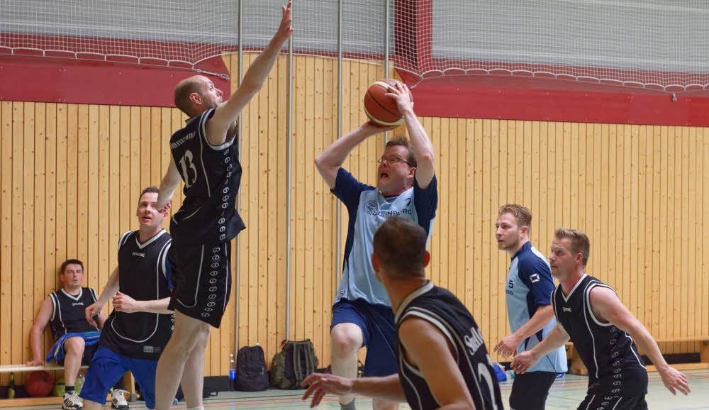 Hinrich Paetzmann von der FSG 1998 Quedlinburg (am Ball) versucht, die Abwehr des Hobbyteams Aschersleben zu knacken.