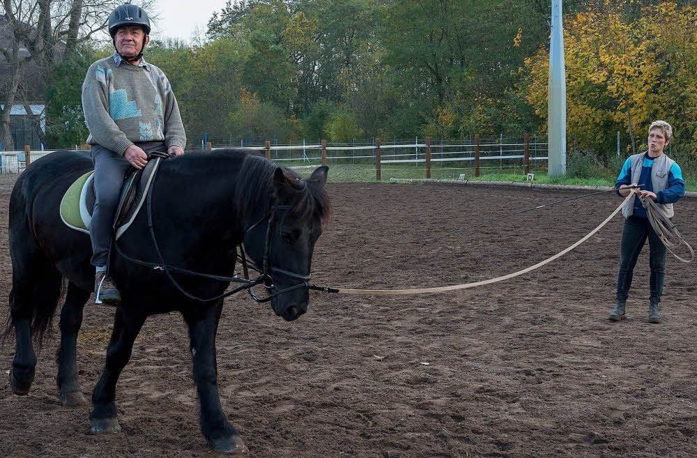 Reiner Grundai auf Ronja, rechts Reitlehrerin Michaela Loose vom RFV St. Hubertus Merseburg bei einer gemeinsamen Trainingsstunde.
