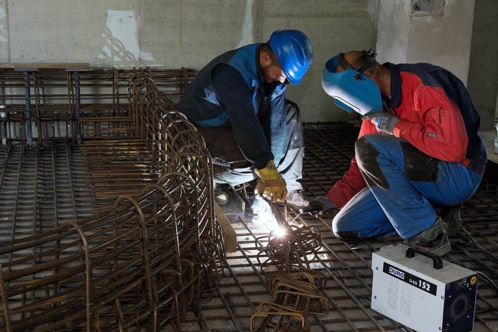Jan Janosix und Hilmo Softic bei Arbeiten am Planschbecken.