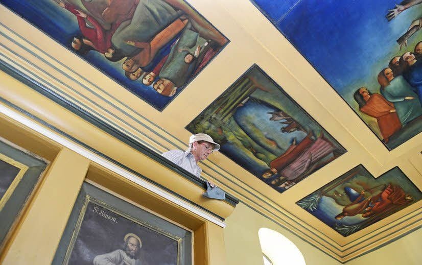 Letzte Hand wird angelegt, damit alles bereit ist zur Feier der Bilder.