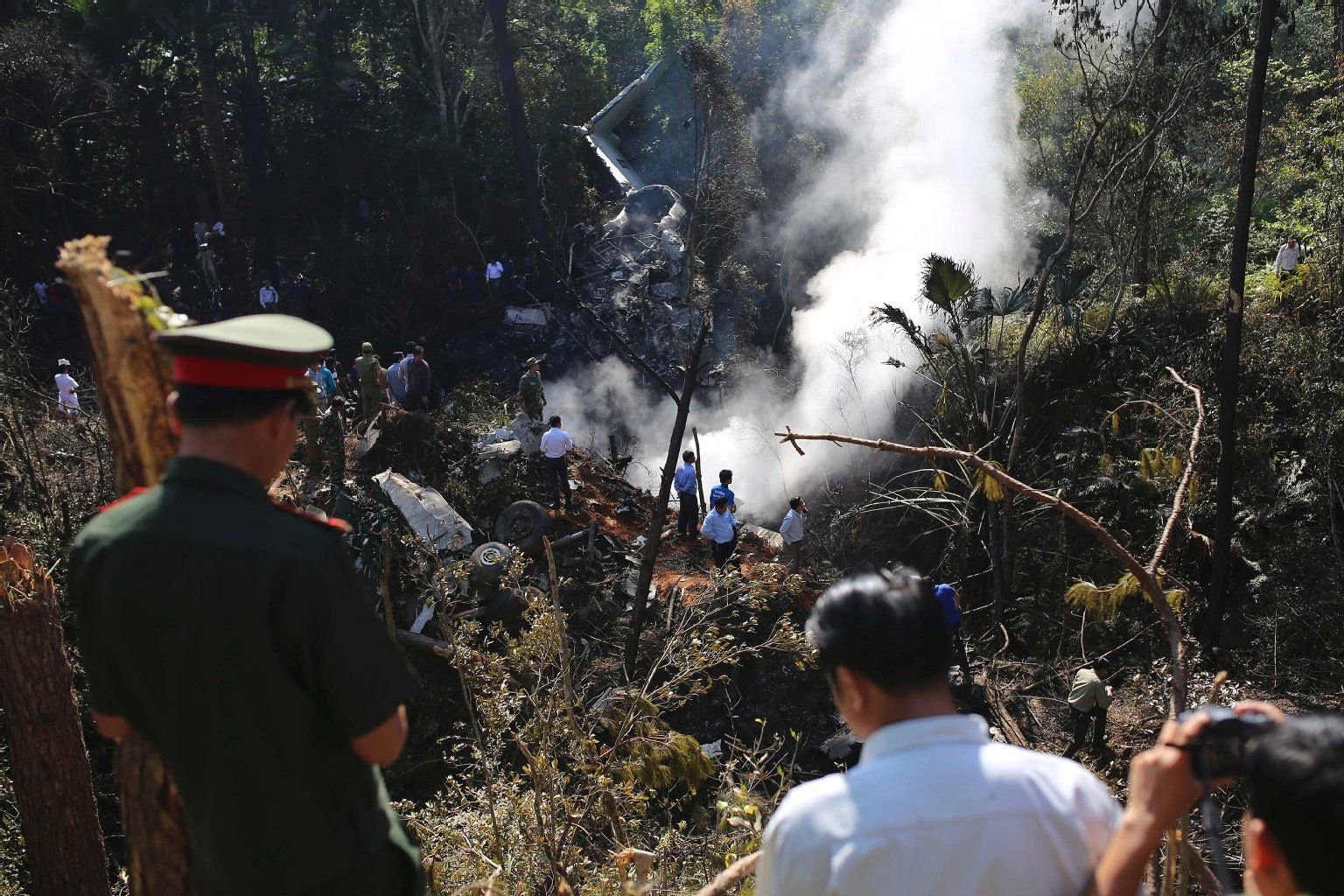 Mindestens 22 Menschen sind bei einem Flugzeugabsturz in Laos ums Leben gekommen.