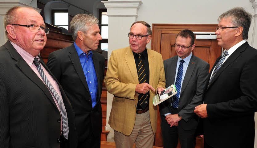 Karl-Heinz Daehre (Mitte) im Gespräch mit Hohenmölsens Ex-Bürgermeister Hans-Dieter von Fintel, dem Landtagsabgeordneten Harry Lienau, dem Bundestagsmitglied Dieter Stier und Oberbürgermeister Robby Risch (v. li.)