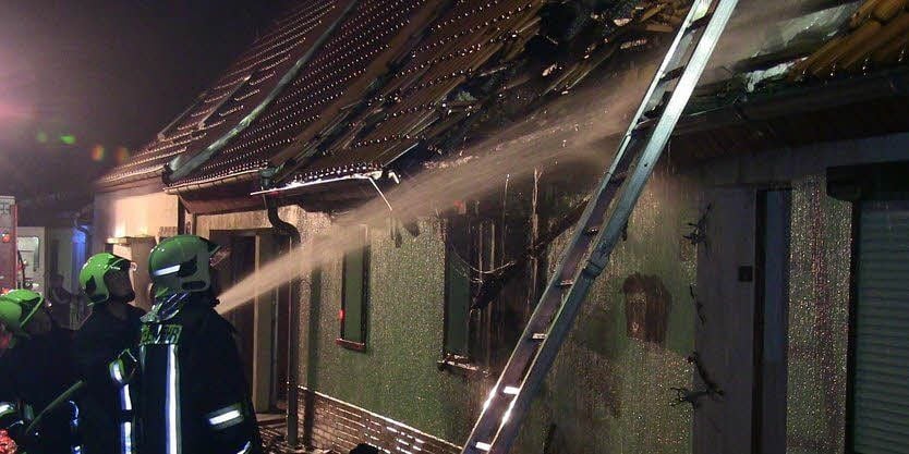 Die Feuerwehr löscht in der Nacht den Brand. Das Haus ist hinüber.