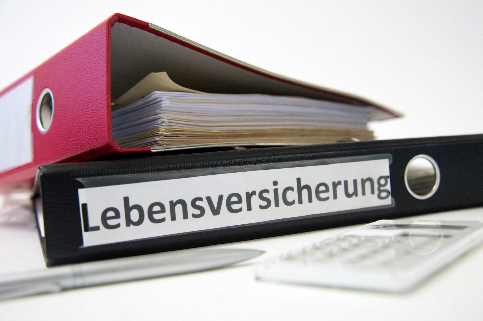 Die Rendite bei Neuverträgen sinkt, die Kosten sind hoch: Lebensversicherungen sind zwar weit verbreitet, ein Abschluss zahlt sich aber heute nach Ansicht von Verbraucherschützern kaum noch aus.
