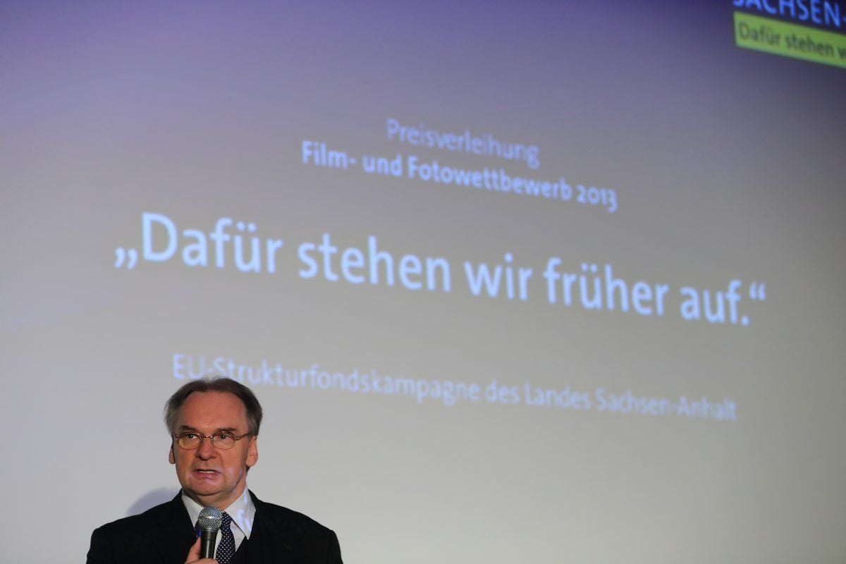 Reiner Haseloff (CDU), Ministerpräsident von Sachsen-Anhalt, spricht im Jahr 2014 in Magdeburg während der Preisverleihung des Film- und Fotowettbewerbs "Dafür stehen wir früher auf".