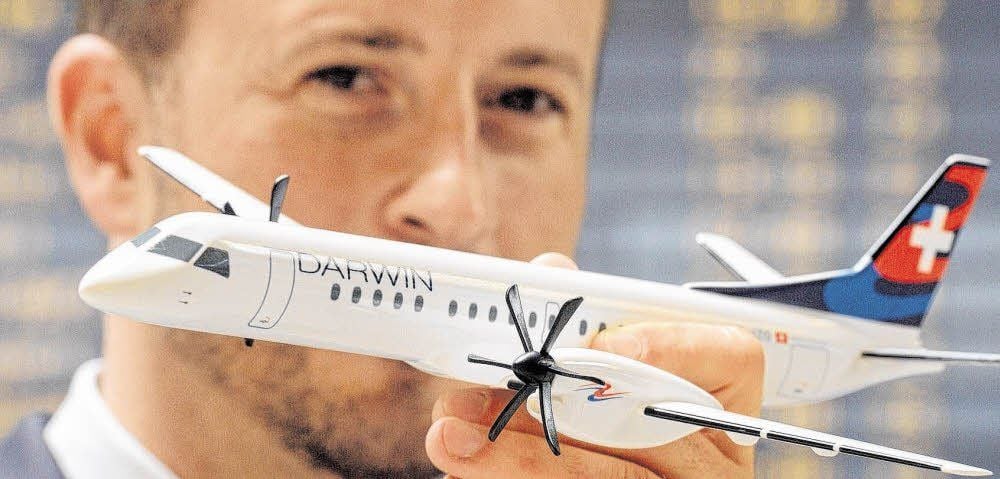 Darwin-Airline-Vorstand Christian Schneider hält ein Modell einer Propeller-Maschine. Mit dem Typ fliegt die Schweizer Regionalflug-Gesellschaft.
