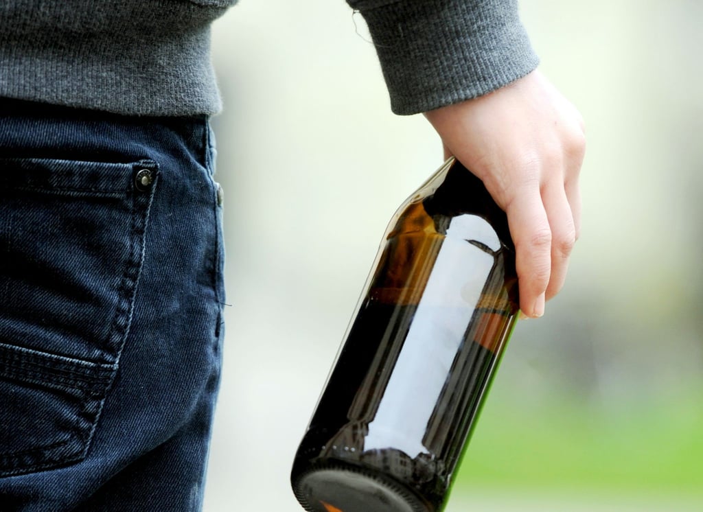 Bier, auch wenn es als „alkoholfrei“ gelabelt ist, gehört nur in die Hände von Älteren.
