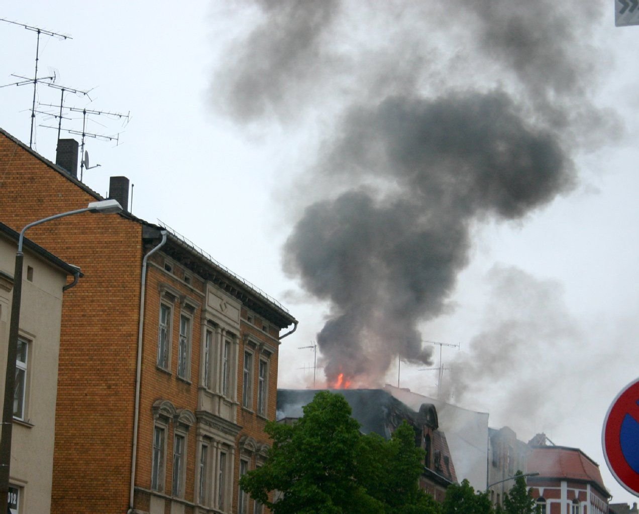 Gegen 6.30 Uhr schlagen wieder große Flammen durch das geöffnete Dach und werden gezielt abgelöscht. So wird der Brand jetzt auch weiter bekämpft, was sehr schwierig und langwierig ist.