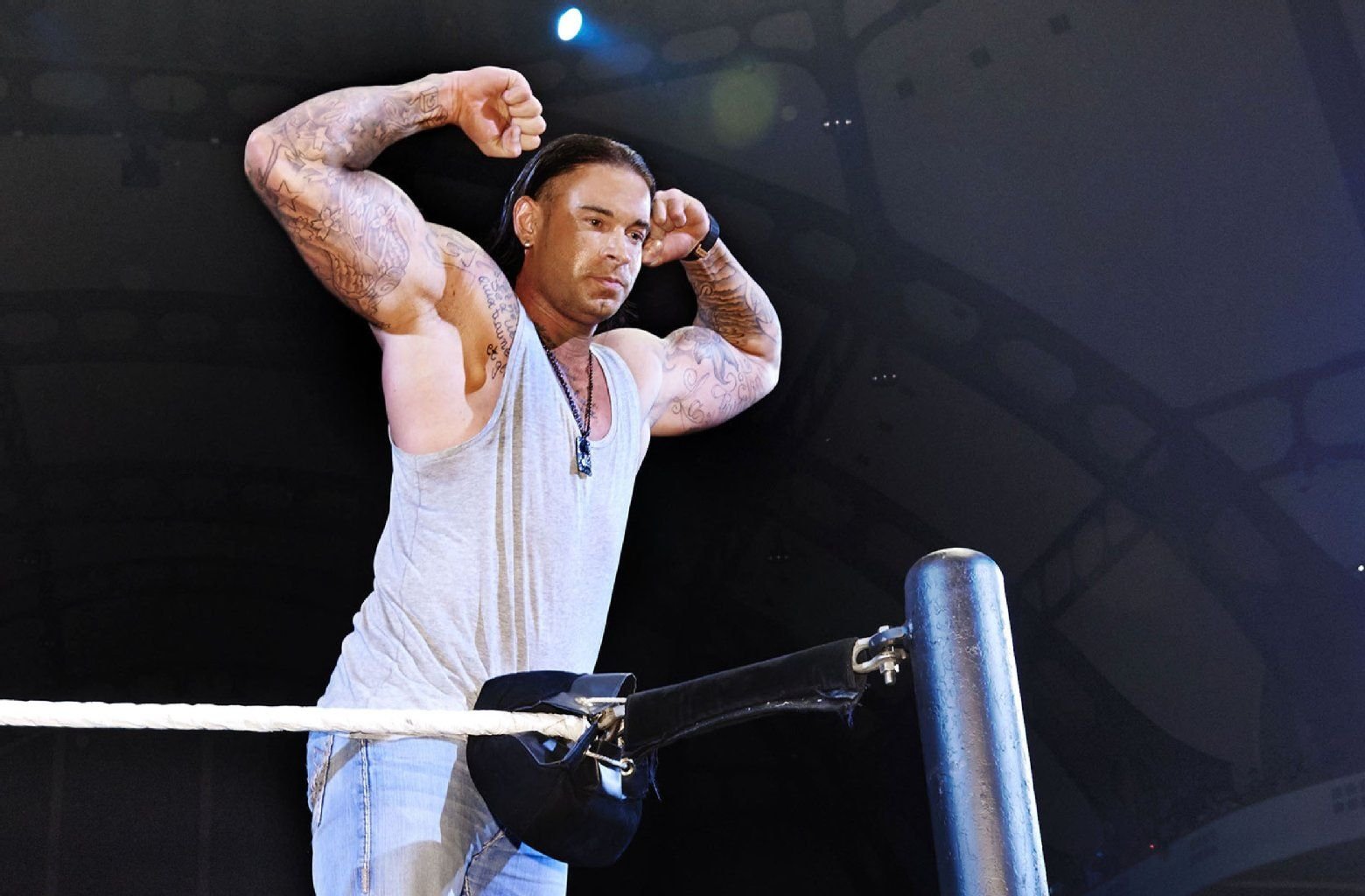 Der frühere Fußball-Nationaltorwart Tim Wiese posiert in Frankfurt bei einer Wrestling-Veranstaltung.