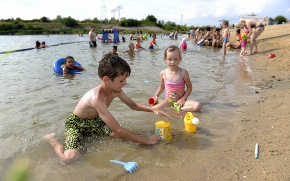 Der gepflegte Strand der Angersdorfer Teiche lädt zu einem Familienausflug geradezu ein.