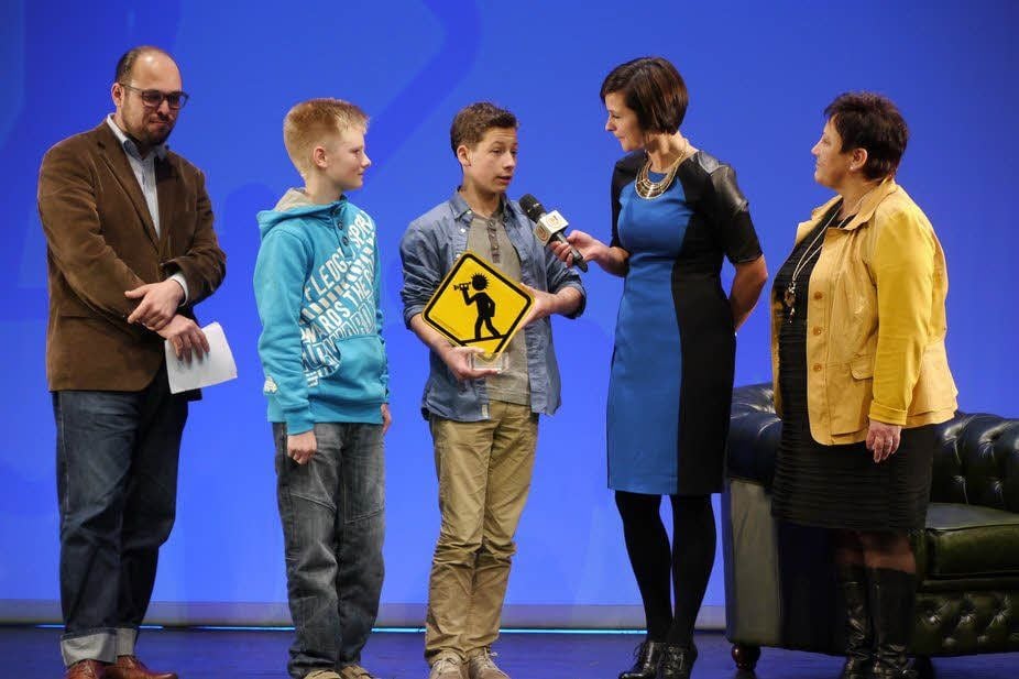 Die Schkopauer Schüler Max Flohr und Florian Jahr (v.l.) nehmen den Preis entgegen. Auch Lehrerin Bianca Schulz (r.) war dabei.