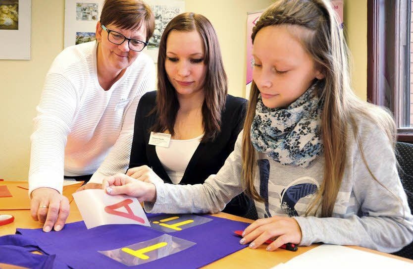 Fachlehrerin Kathrin Häusel (von links) bedruckte mit Viktoria Franke und Tatjana Lindt zum Tag der offenen Tür Stoffbeutel.