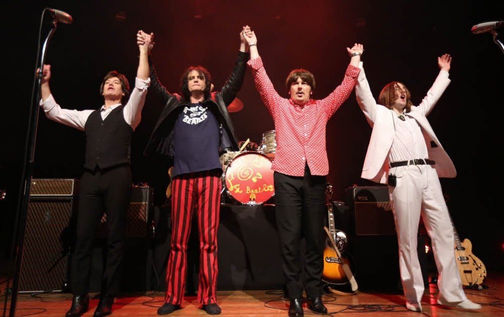 Verabschieden sich spätabends nach mehreren Zugaben auf der Kulturhausbühne: „The Cavern Beatles“ aus Liverpool.