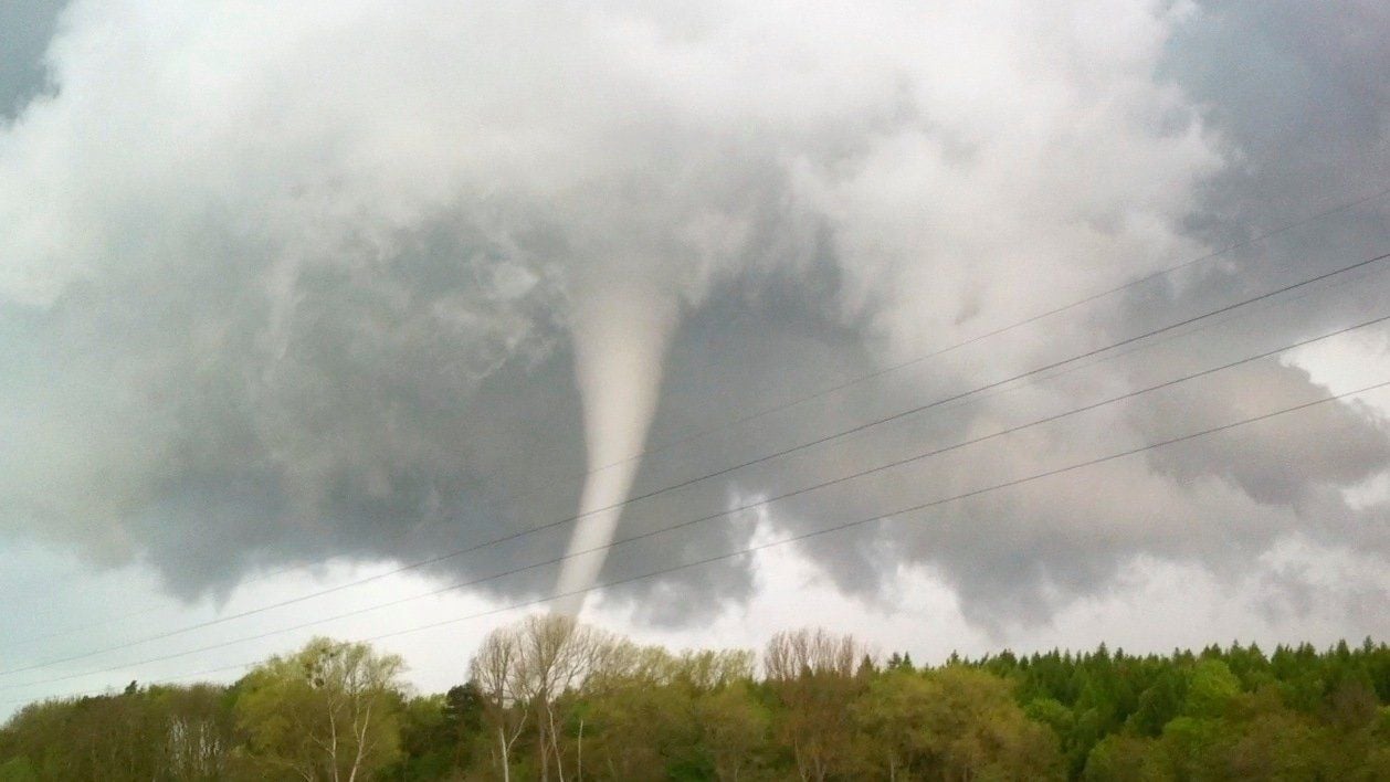 Mai 2015: Wieder ein Tornado in Deutschland. Diesmal in Bayern. Mindestens 40 Millionen Euro Schaden werden erwartet.