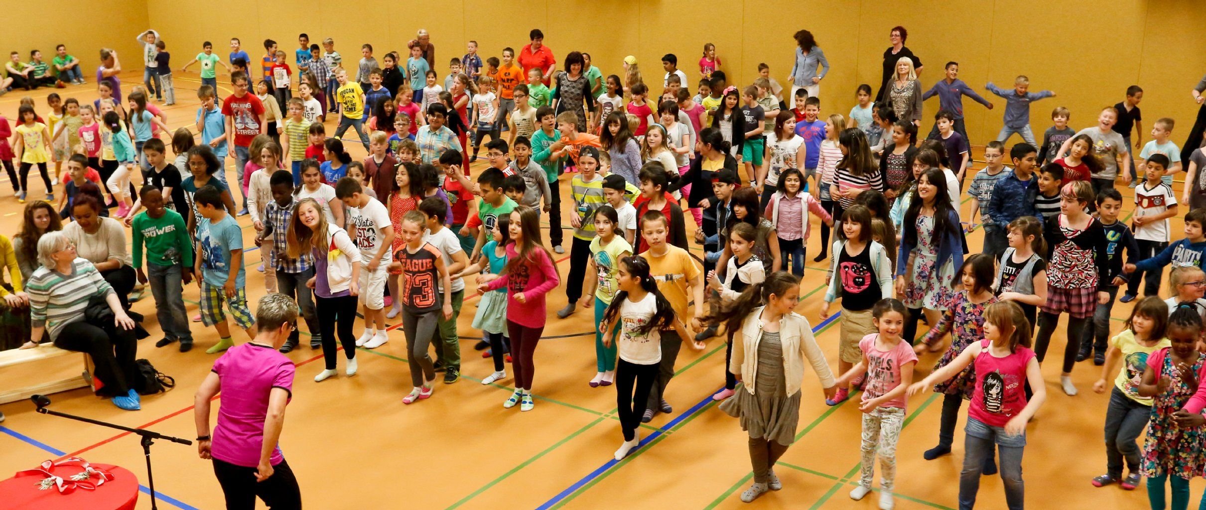Die Kinder führen eine einstudierte Choreographie auf.