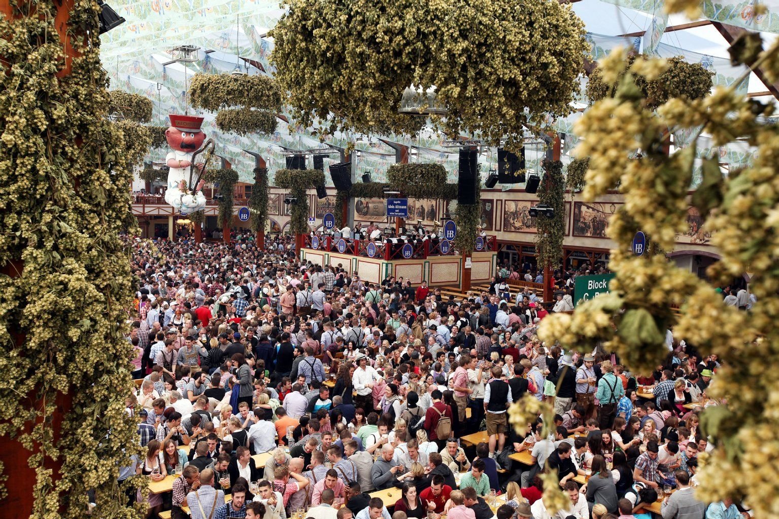 Dicht an dicht sitzen die Besucher im Festzelt auf der Wiesn.