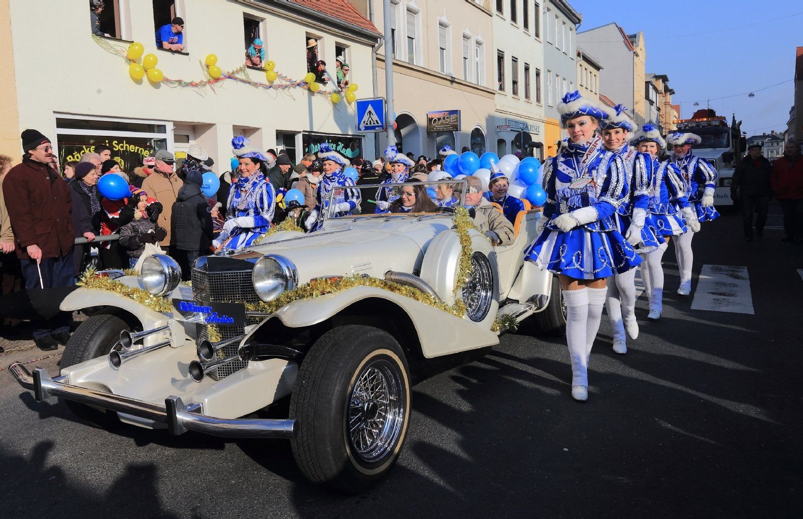 Die Garde der Funkenmariechen der 1. Köthener Karnevalsgesellschaft tanzt 2013 während des Rosenmontagsumzuges in Köthen.