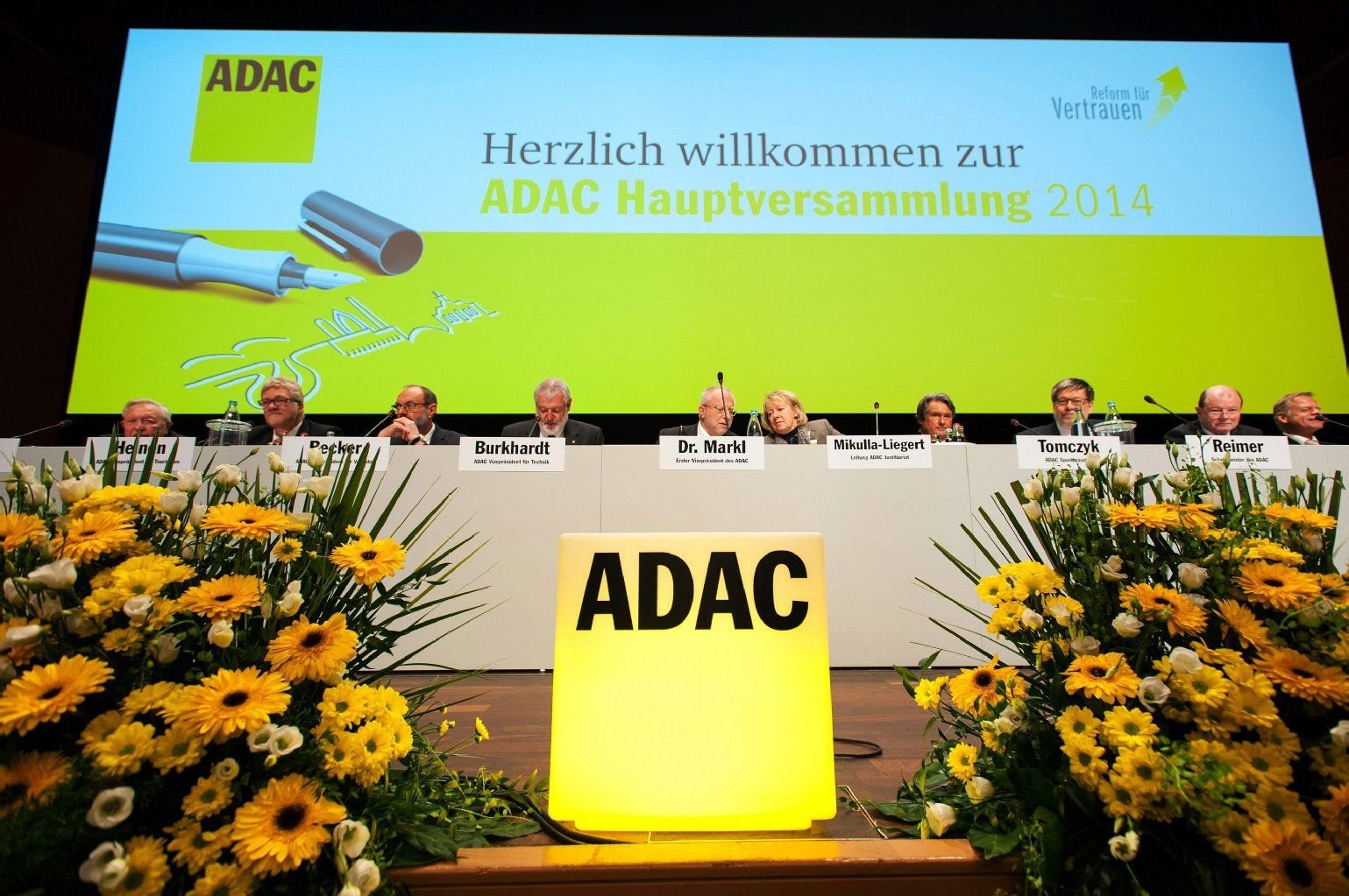 Das Präsidium des ADAC sitzt auf der Bühne der Congresshalle in Saarbrücken (Saarland).
