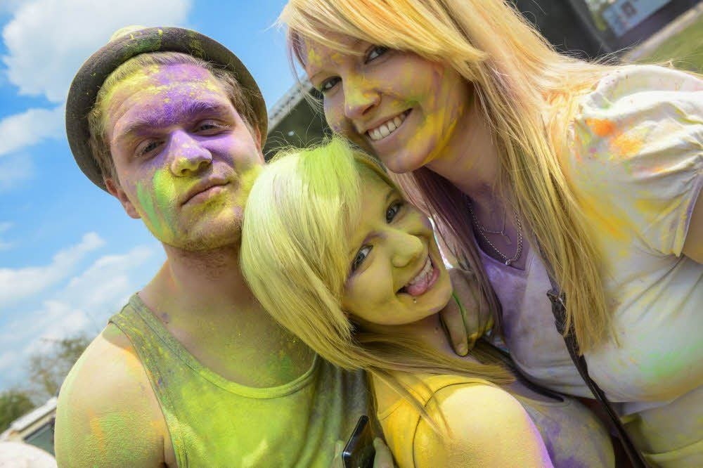 Nach der Musik von Le Tompe, Koma Sound, Timespin und Angkor What tanzten zwar nur wenige Festival-Besucher, seinem Namen alle Ehre machte das Holi Festival in Köthen aber, als es ums Farbpulver ging.