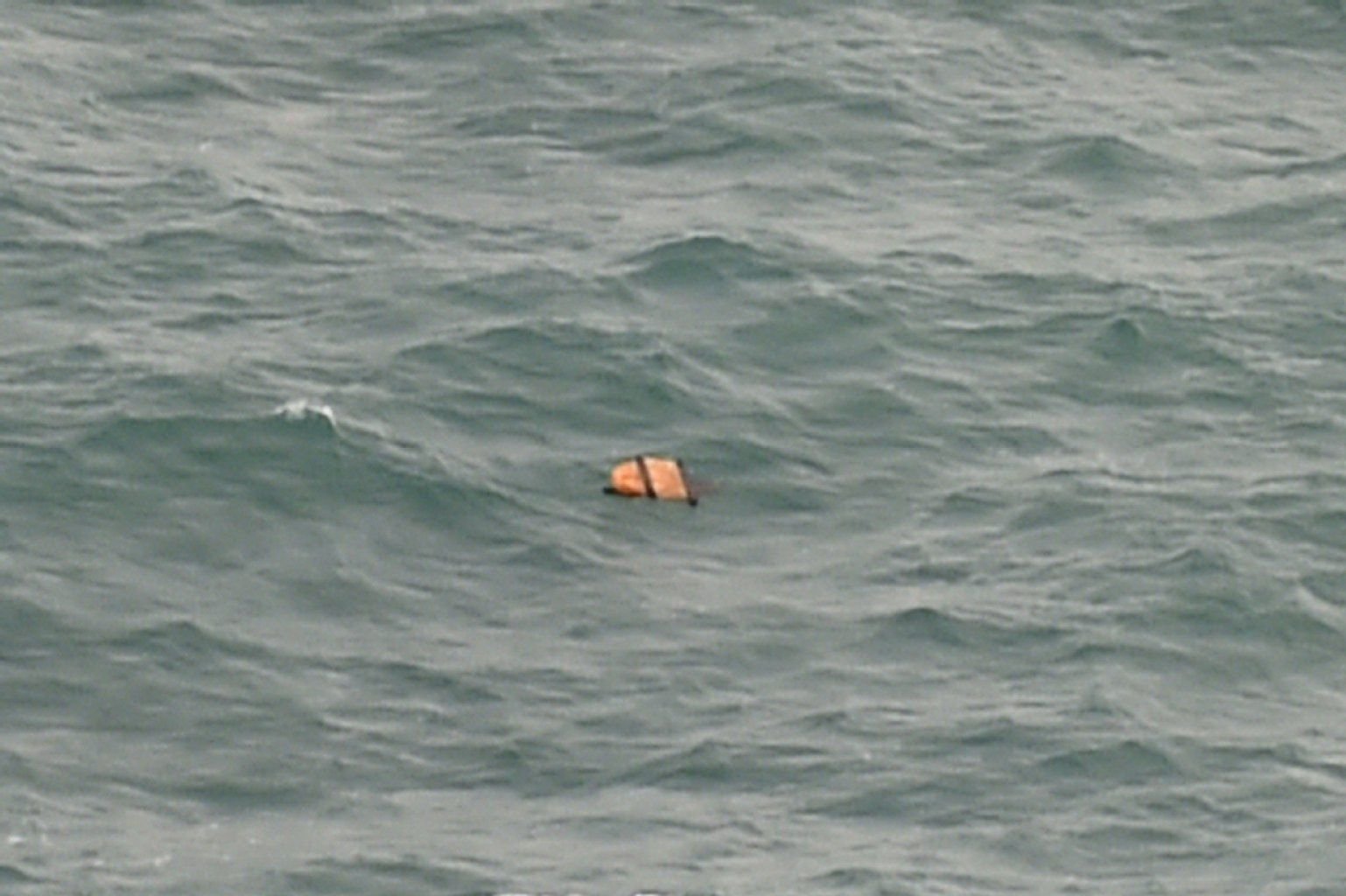 Ein Wrackteil, das an der Absturzstelle von Flug QZ8501 gesichtet wurde.