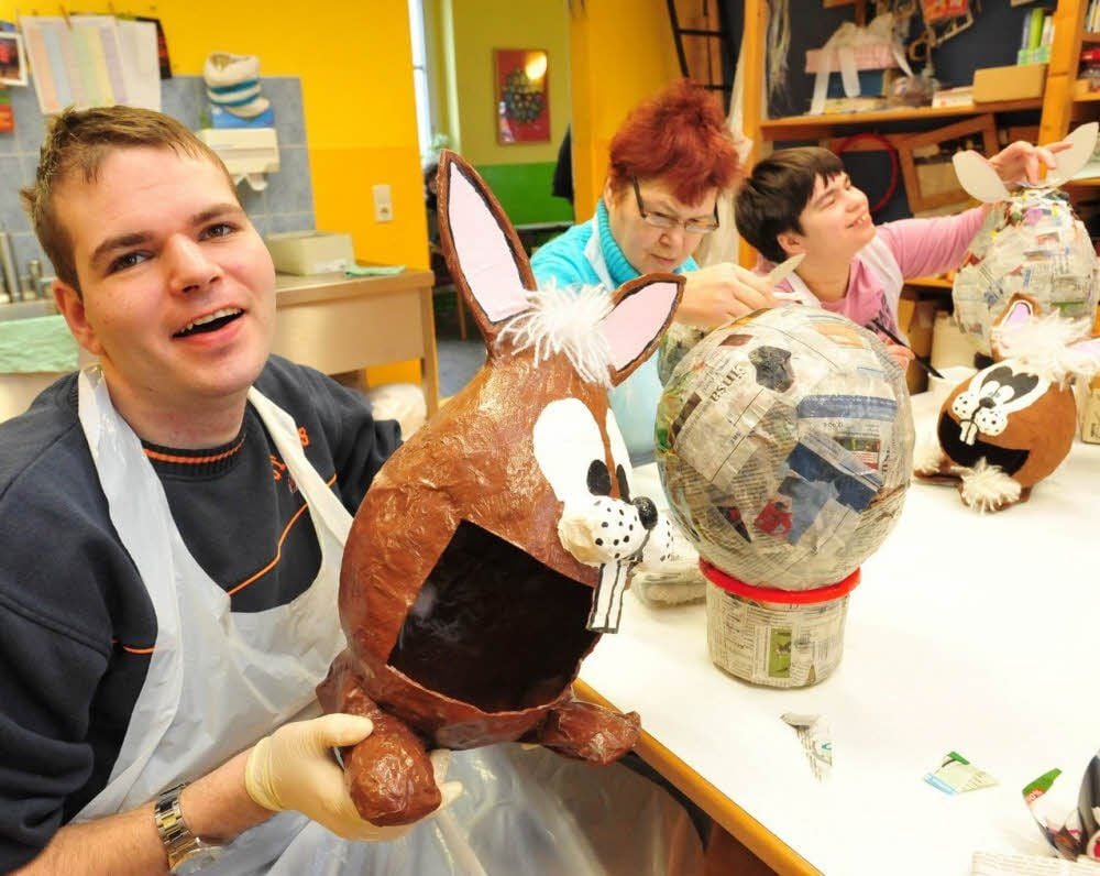 Christian, Christin und Martina (von links) basteln in der Kreativwerkstatt Osterdekoration.