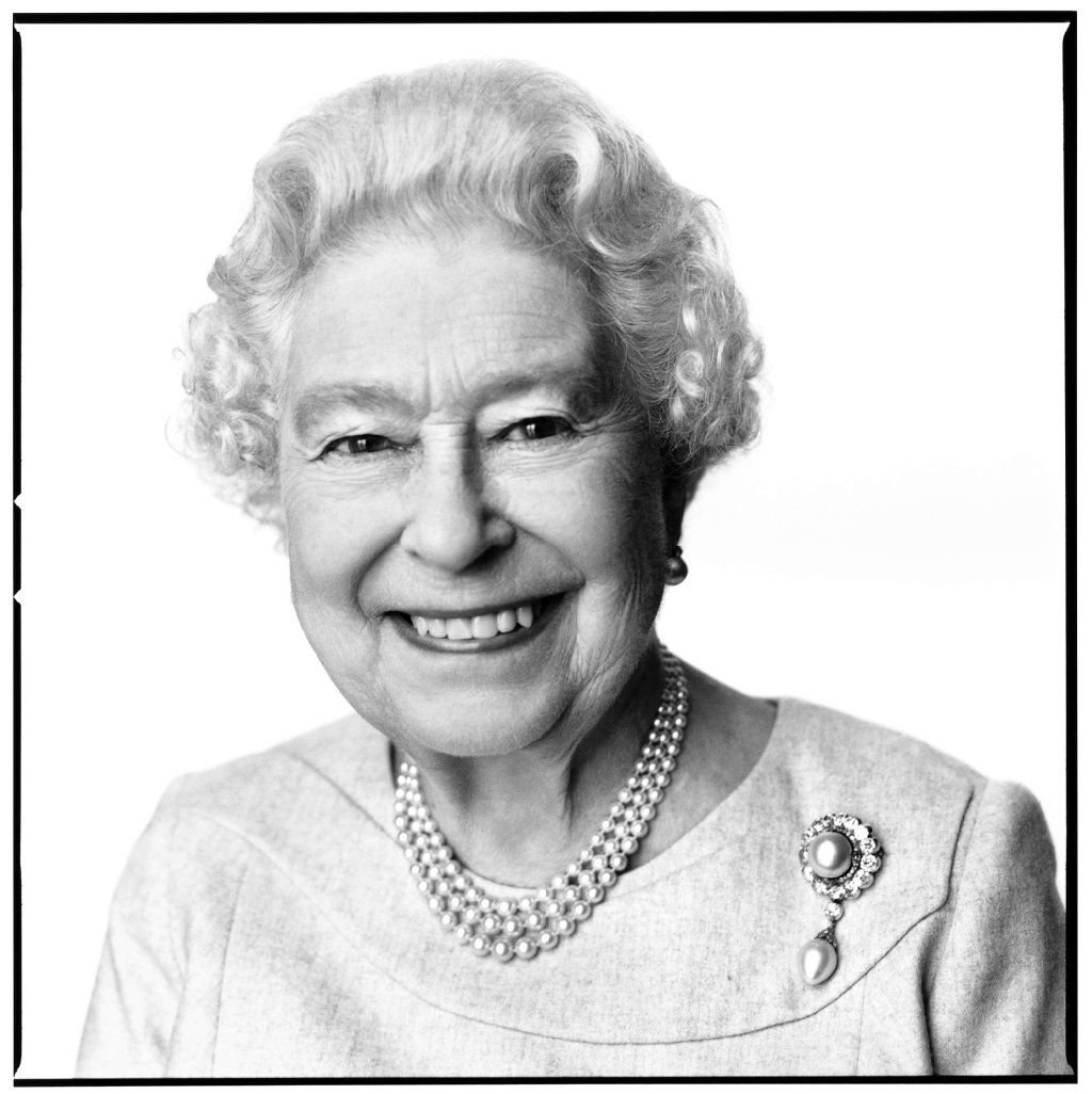 Aufgenommen hat das Portrait der Queen der britische Starfotograf David Bailey, der auch schon die Beatles, Mick Jagger und Kate Moss porträtiert hat.