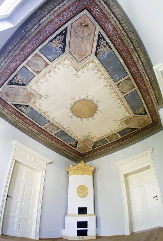Sämtliche Zimmerdecken des Hauses sind derart prächtig ausgemalt. Eine Decke wurde restauriert.