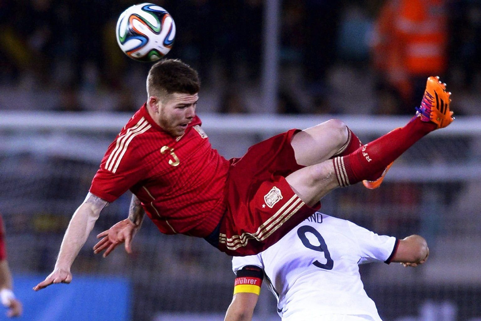 Überflug mit Ball: Spaniens Alberto Moreno gegen Kevin Volland.