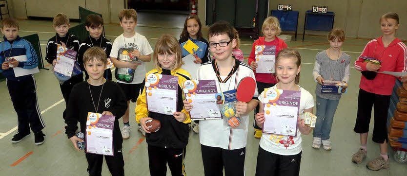 Justin Kalz, Elisa Clemens, Max Wahle und Noreen Neubauer (vorn, von links) gehören zu den besten Grundschul-Tischtennisspieler.
