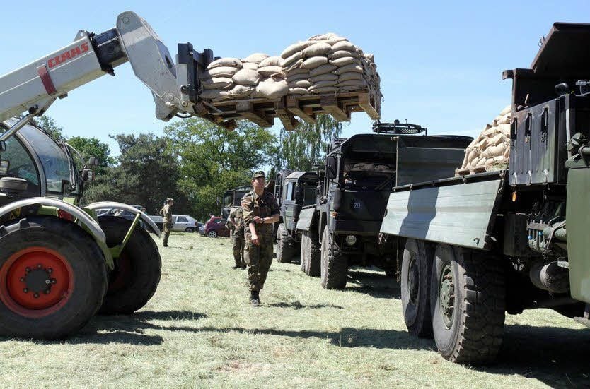 Soldaten verladen im Salzlandkreis Sandsäcke für die Elbsicherung.