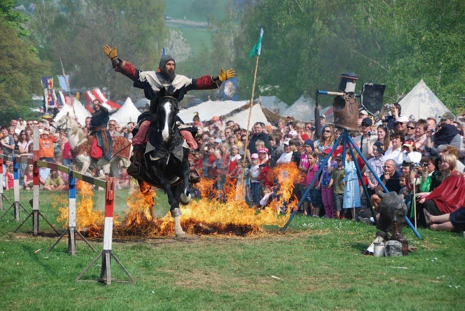 Mittelalteraufführung bei einem Fest.