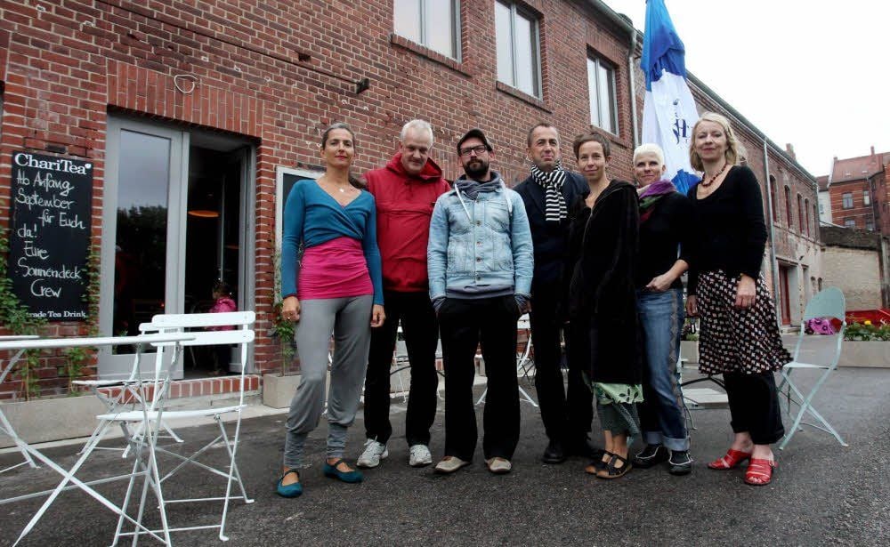 Einige der Akteure am Pfälzer Ufer: Nicole Schlottig (Studio UniverSaale), Hendrik Dörner und Sascha Kluge (Café Sonnendeck), Architekt Thomas Dietzsch (hinten), Martina Schubert (Atelier „Ufer Weiß“), Doreen Dalguhn (Halle-Souvenirs) und Kathleen Pabst (Studio UniverSaale).
