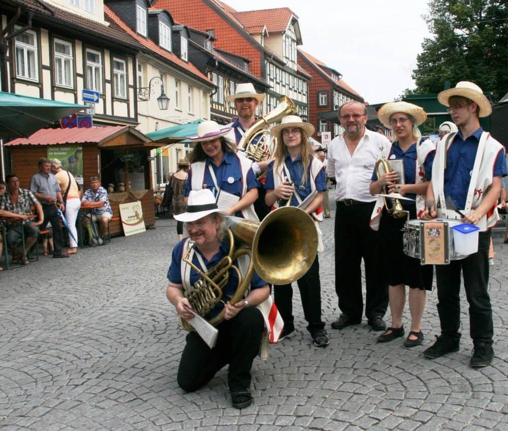 Die Patchworkfamilie Arnold/Winkler bildet mit Torsten Deckner (3.v.l.) „Brass vor Five“. Herbert Rost 3.v.r.) ist ihr Fahrer beim Umzug zum Sachsen-Anhalt-Tag.