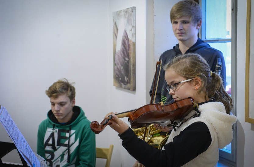 Schüler der Musikschule Köthen begleiteten die Eröffnung der Jubiläumsausstellung musikalisch.