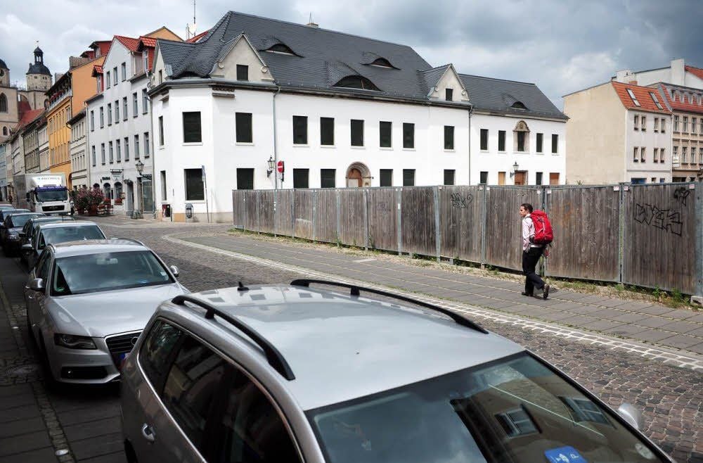 Die Brache hinter dem Bretterzaun in Wittenbergs Mittelstraße/Ecke Neustraße verschwindet bald.