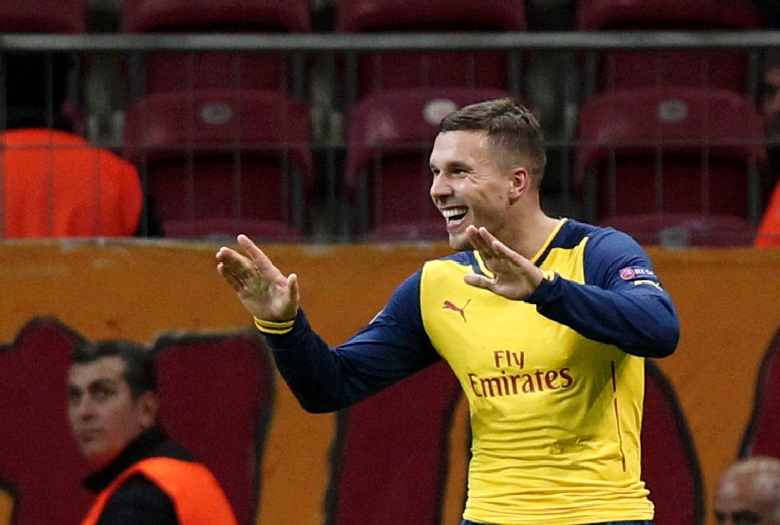 Lukas Podolski feiert seinen Treffer gegen Istanbul