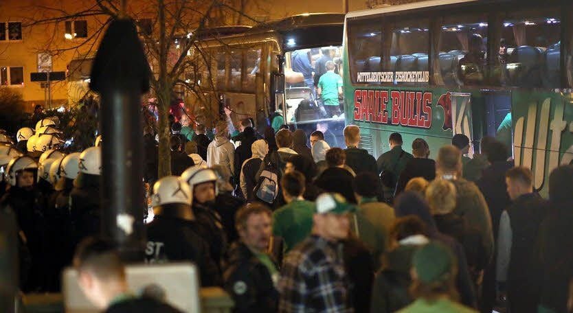 Die Fans der BSG Chemie Leipzig werden noch vor dem Turnierende zu ihren Bussen geleitet.