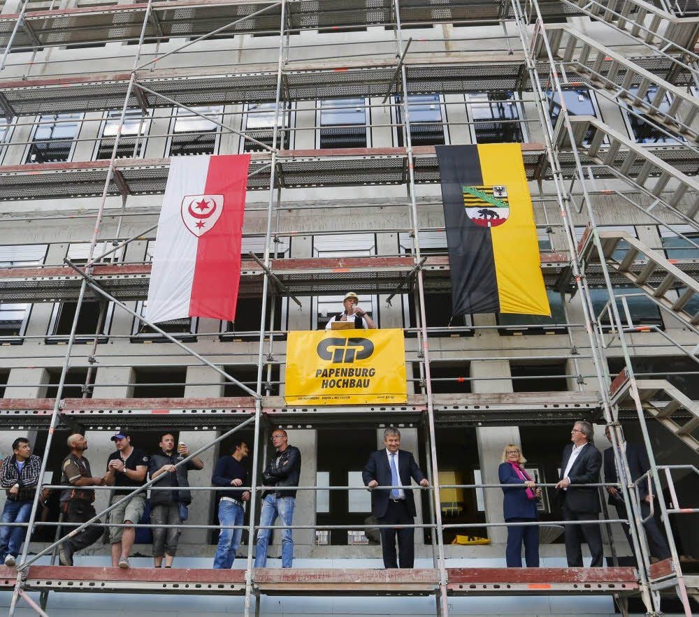 Polier beim Richtfest