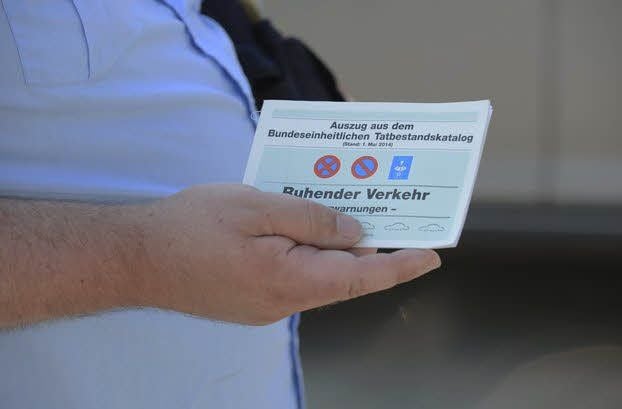 Immer dabei: ein Regelwerk für Ordnungswidrigkeiten (links).